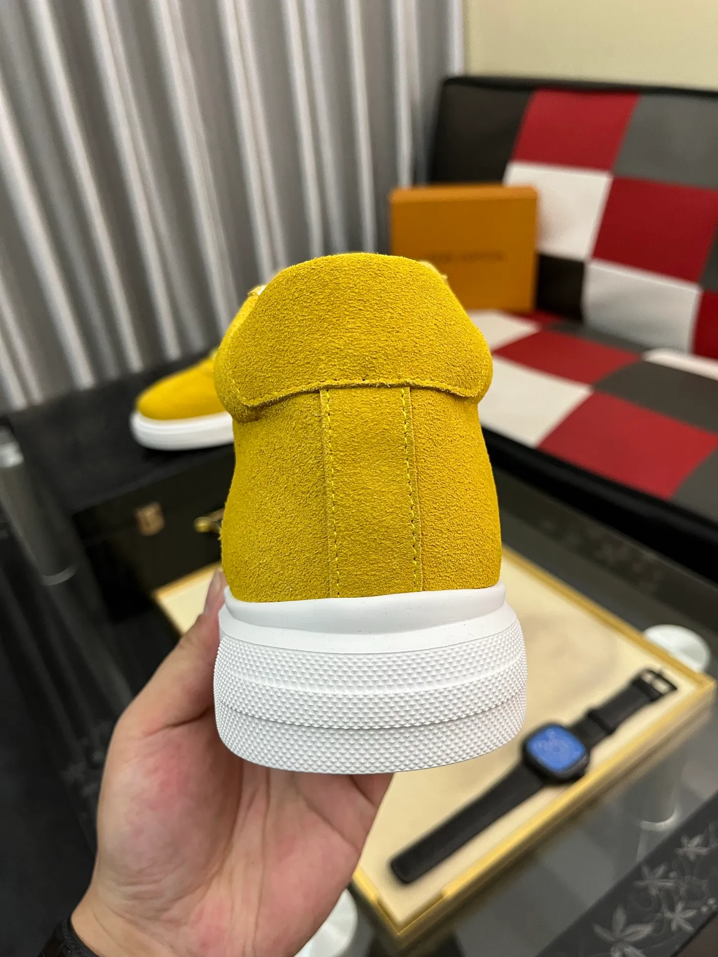 Ex-factory price: 420⌚️⌚️《Louis vuitton/LV Louis Vuitton》original quality.~ Unique modern style sneakers. 🏃A must-have casual shoe for trendy men😍😍 Original brand imported from Italy, imported original leather, cowhide lining (refuses to discolor and grind feet) sole: original sole provided by the original factory, French lazy style design ⚠️Fit to the feet, original quality, super comfortable original sole. Code number: 38-443️⃣Colors available